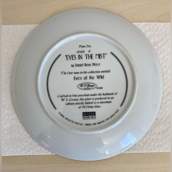 2 Bradford Exchange Wolf Plates - "Eyes in the Mist" & "Winter Lullaby" w/ COA - Picture 4 of 14